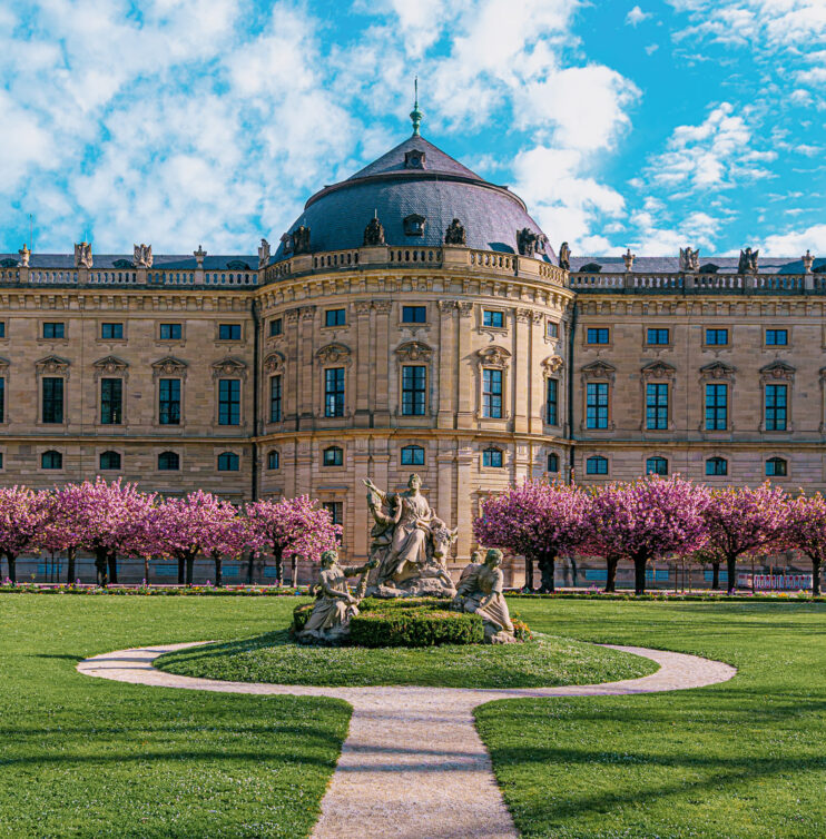 Residenz Würzburg Hofgarten Kirschblüte