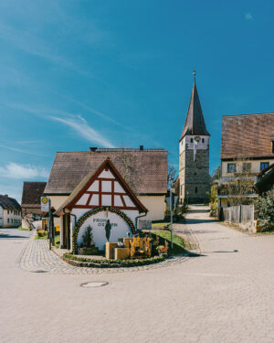 Laubendorf Osterbrunnen und Kirche