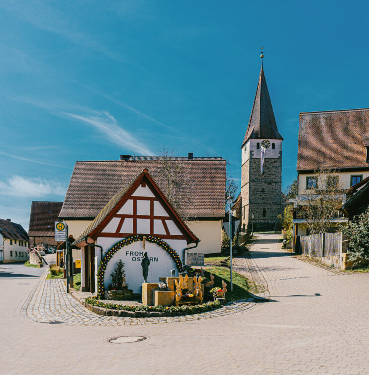 Laubendorf Osterbrunnen und Kirche