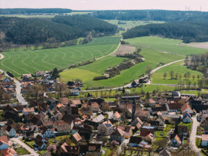 Unteraltenbernheim mit Schloss und Kirchen