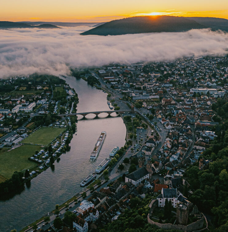 Miltenberg von oben mit Main und Nebel